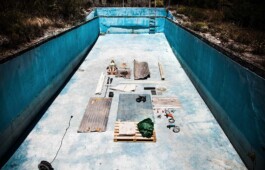 outichtis-anarchic-architecture-architectural-photography-unconventional-structures-urban-exploration-creative-destruction